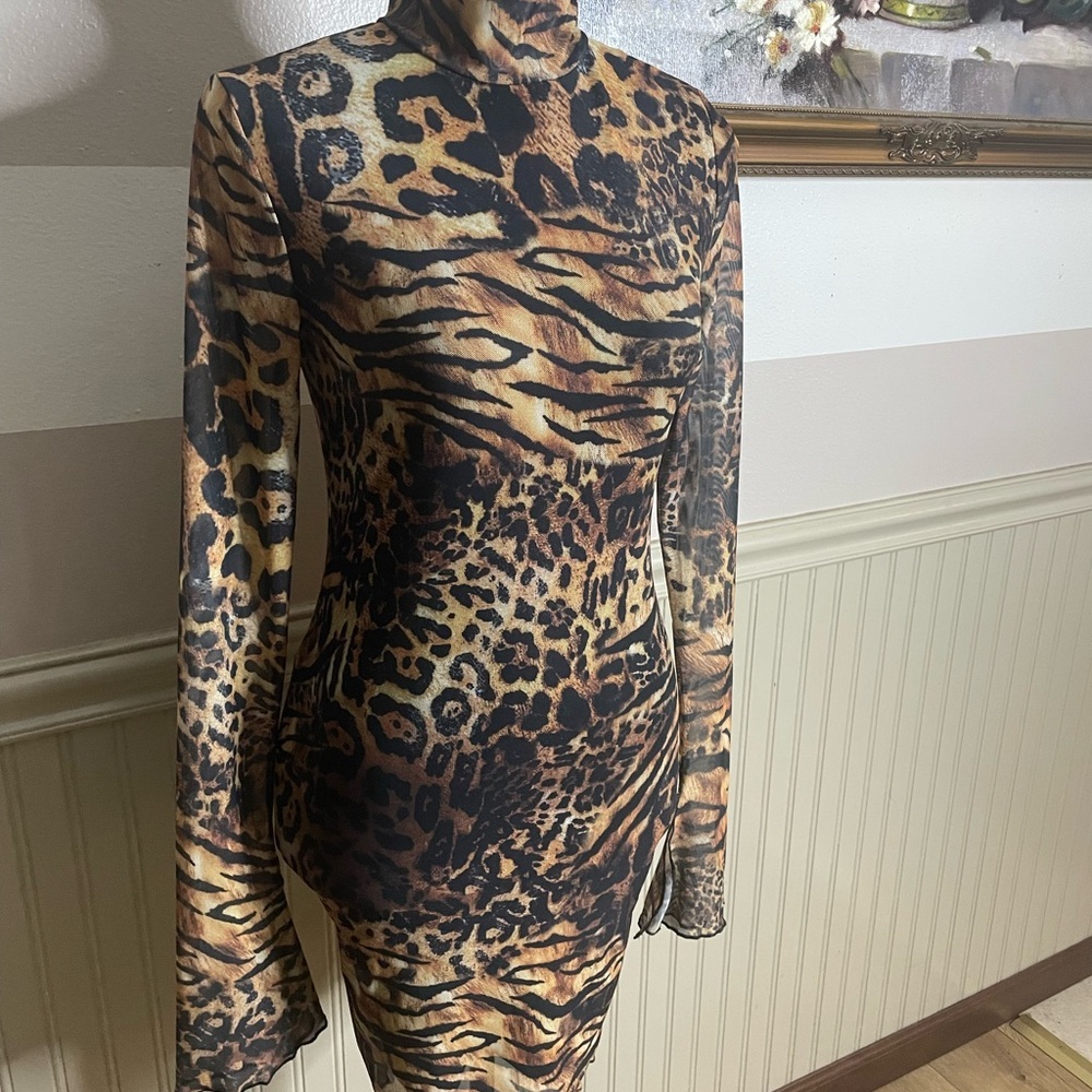 Animal Print Mesh Knitted
All Over Print Stand Collar long bell sleeves Sz Sm - Picture 3 of 14
